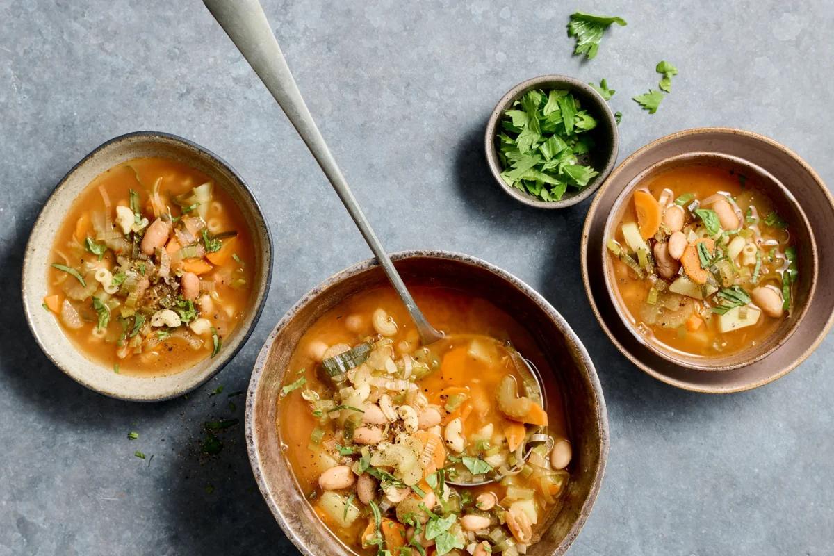 Minestrone. Das fertige Gericht schön angerichtet und fotografiert aus Vogelperspektive (Food Fotografie). Serviervorschlag, Original Tiptopf Rezept, aus dem bekanntesten Kochbuch der Schweiz