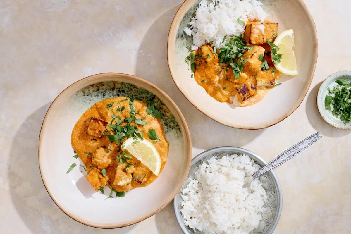 Paneer-Cashew-Curry. Das fertige Gericht schön angerichtet und fotografiert aus Vogelperspektive (Food Fotografie). Serviervorschlag, Original Tiptopf Rezept, aus dem bekanntesten Kochbuch der Schweiz