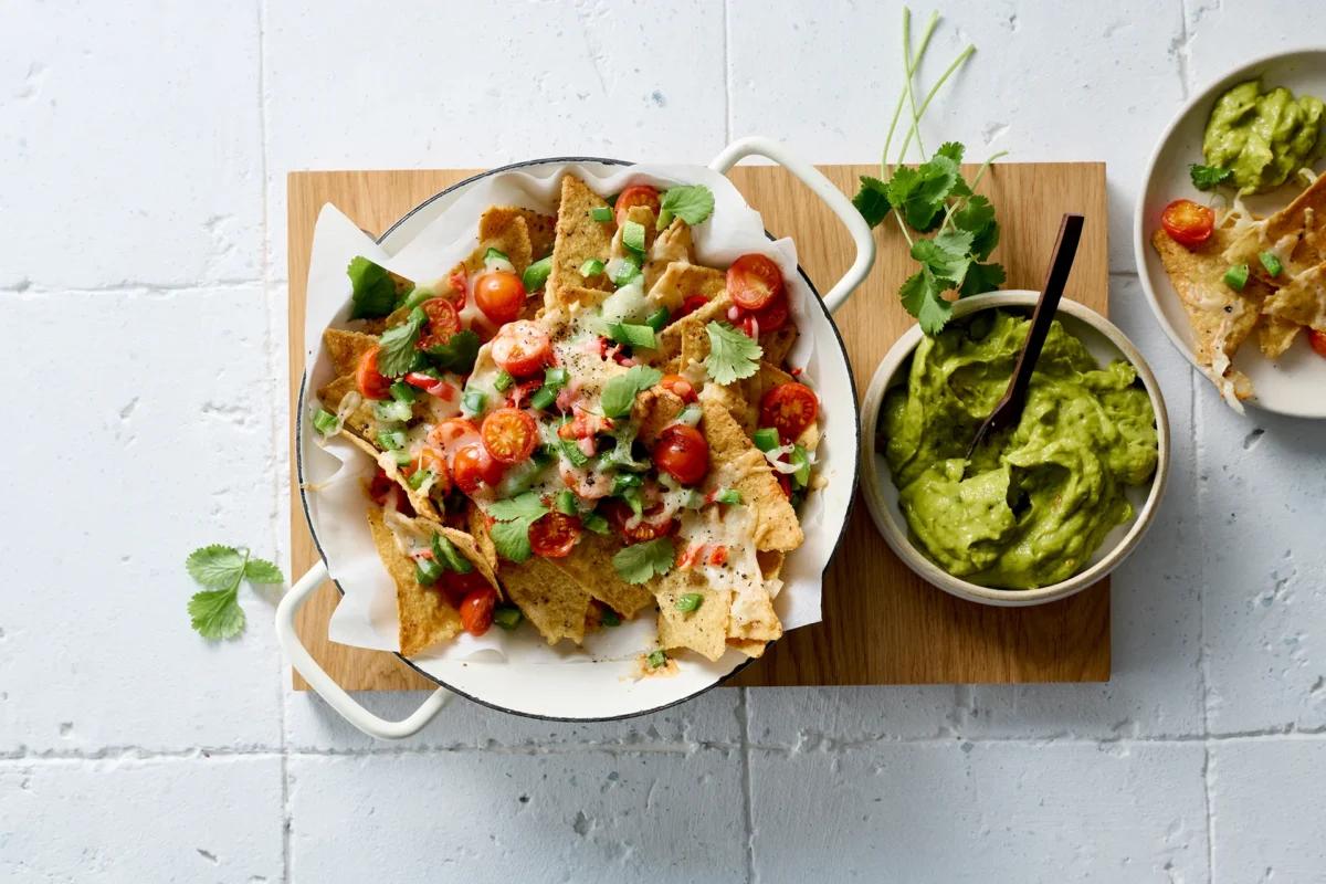 überbackene Nachos aus der Kategorie Snacks &amp; Fingerfood. Das fertige Gericht schön angerichtet und fotografiert aus Vogelperspektive (Food Fotografie). Serviervorschlag, Original Tiptopf Rezept, aus dem bekanntesten Kochbuch der Schweiz