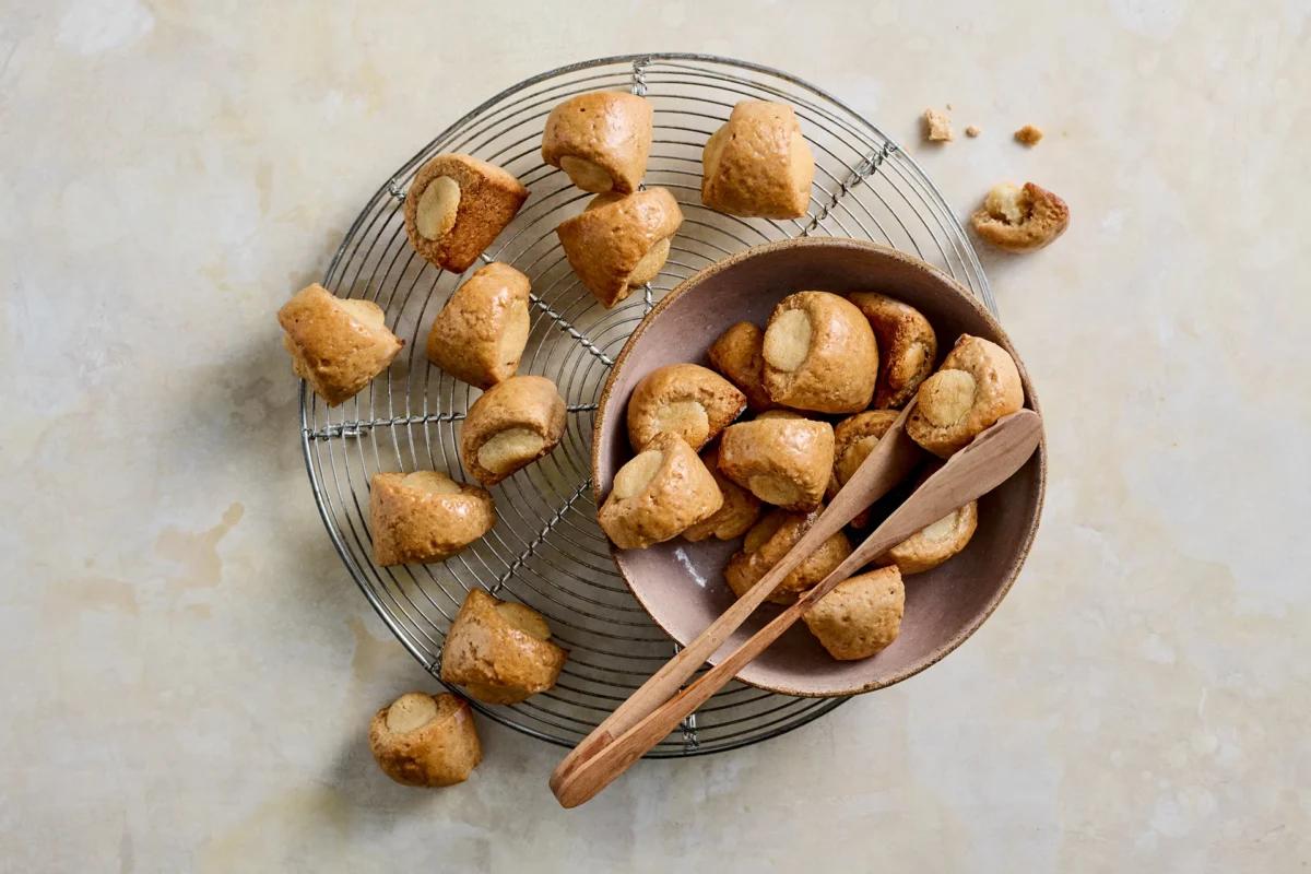 Biberli, aus der Kategorie . Zubereitungsmethode Backen. Das fertige Gericht schön angerichtet und fotografiert aus Vogelperspektive (Food Fotografie). Serviervorschlag, Original Tiptopf Rezept, aus dem bekanntesten Kochbuch der Schweiz