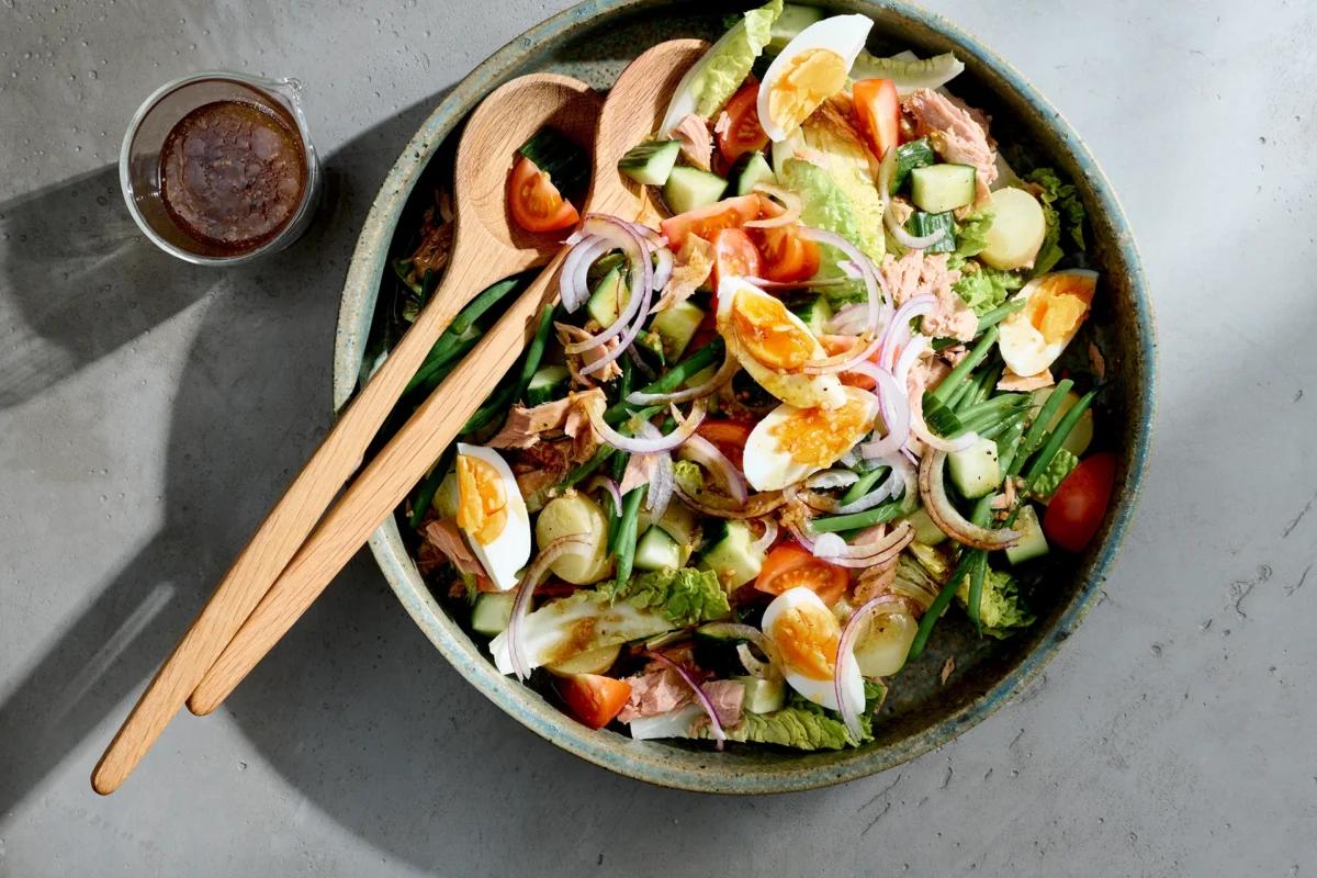 Salade niçoise. Das fertige Gericht schön angerichtet und fotografiert aus Vogelperspektive (Food Fotografie). Serviervorschlag, Original Tiptopf Rezept, aus dem bekanntesten Kochbuch der Schweiz