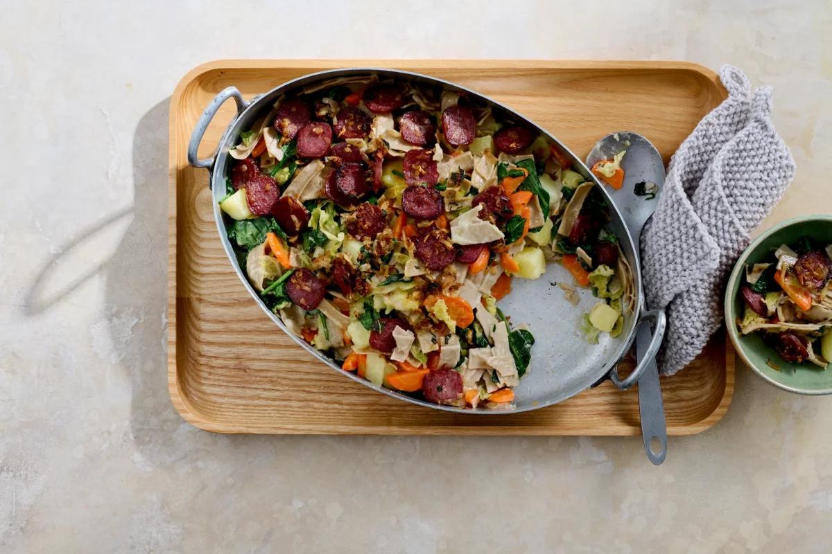 Pizzoccheri. Das fertige Gericht schön angerichtet und fotografiert aus Vogelperspektive (Food Fotografie). Serviervorschlag, Original Tiptopf Rezept, aus dem bekanntesten Kochbuch der Schweiz