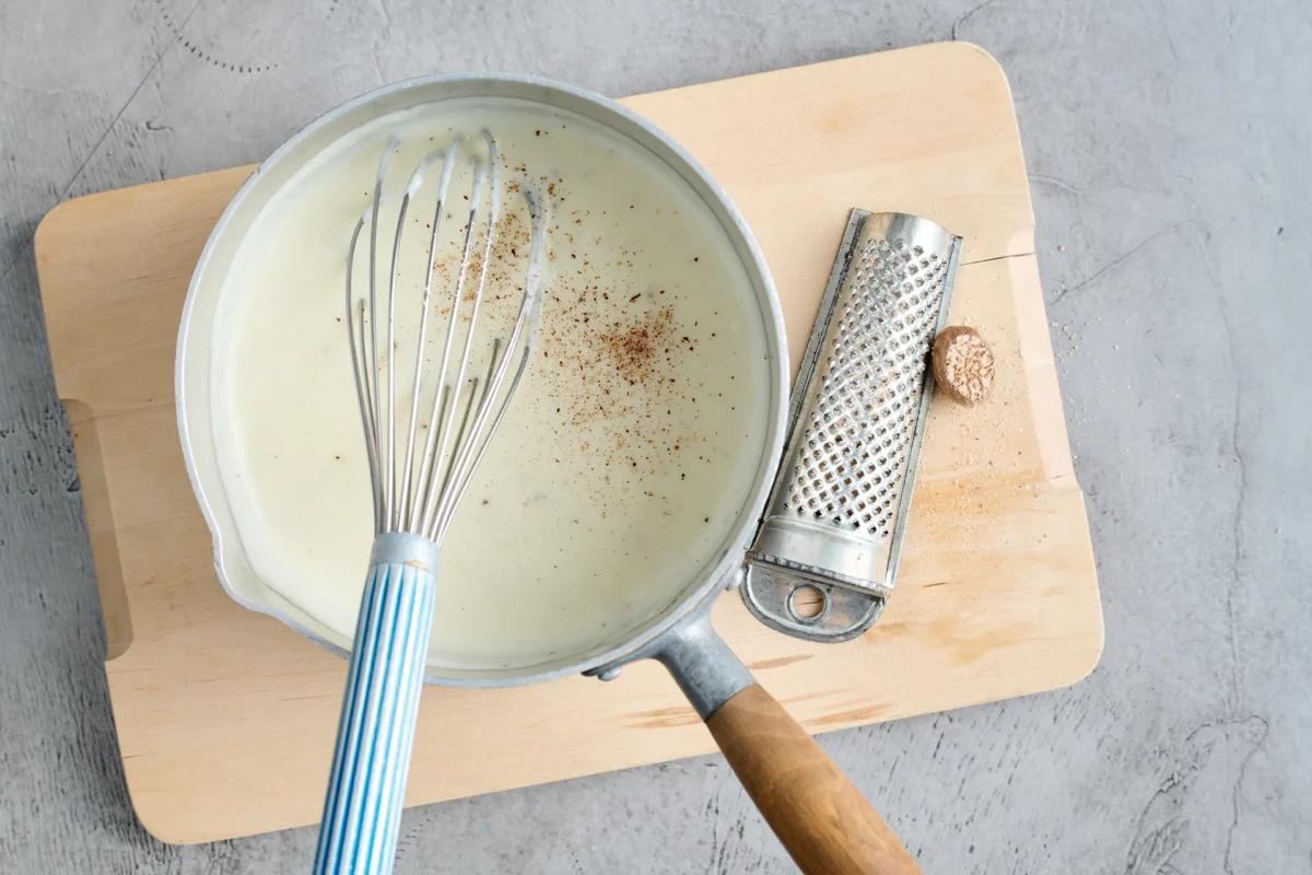 Béchamel. Das fertige Gericht schön angerichtet und fotografiert aus Vogelperspektive (Food Fotografie). Serviervorschlag, Original Tiptopf Rezept, aus dem bekanntesten Kochbuch der Schweiz