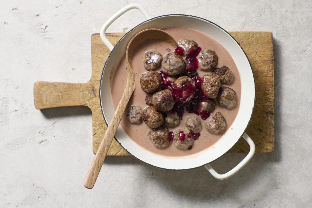 Köttbullar aus der Kategorie Fleisch &amp; Fisch. Das fertige Gericht schön angerichtet und fotografiert aus Vogelperspektive (Food Fotografie). Serviervorschlag, Original Tiptopf Rezept, aus dem bekanntesten Kochbuch der Schweiz