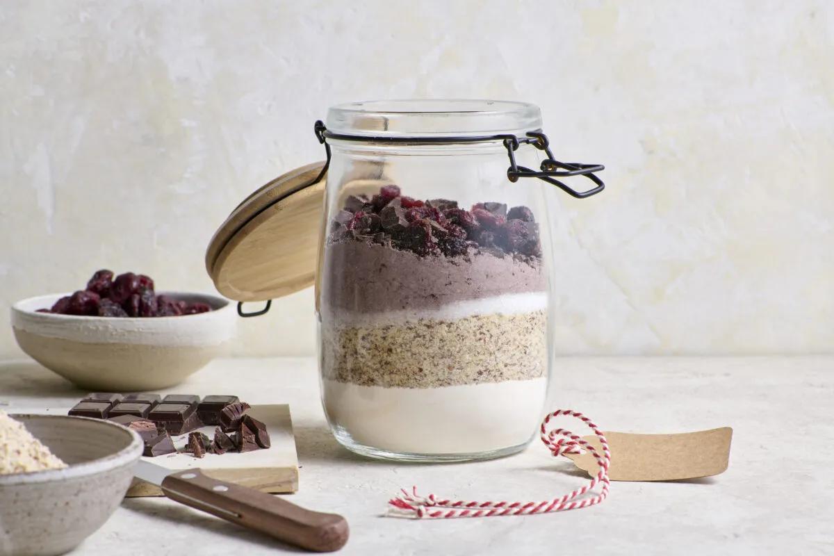 Schokoladencookie-Mischung aus der Kategorie Gebäck süss. Zubereitungsmethode keine. Das fertige Gericht schön angerichtet und fotografiert aus Vogelperspektive (Food Fotografie). Serviervorschlag, Original Tiptopf Rezept, aus dem bekanntesten Kochbuch der Schweiz