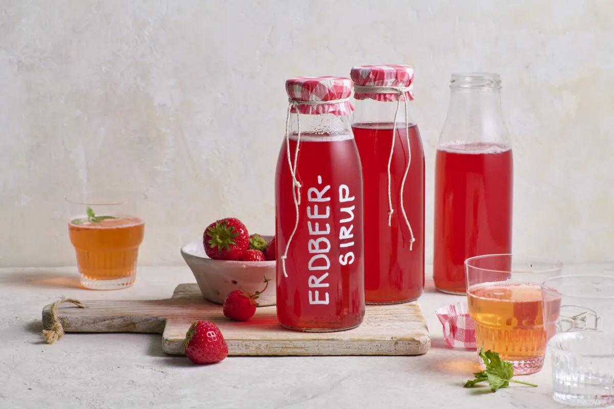 Erdbeersirup, aus der Kategorie . Zubereitungsmethode Sieden. Das fertige Gericht schön angerichtet und fotografiert aus Vogelperspektive (Food Fotografie). Serviervorschlag, Original Tiptopf Rezept, aus dem bekanntesten Kochbuch der Schweiz