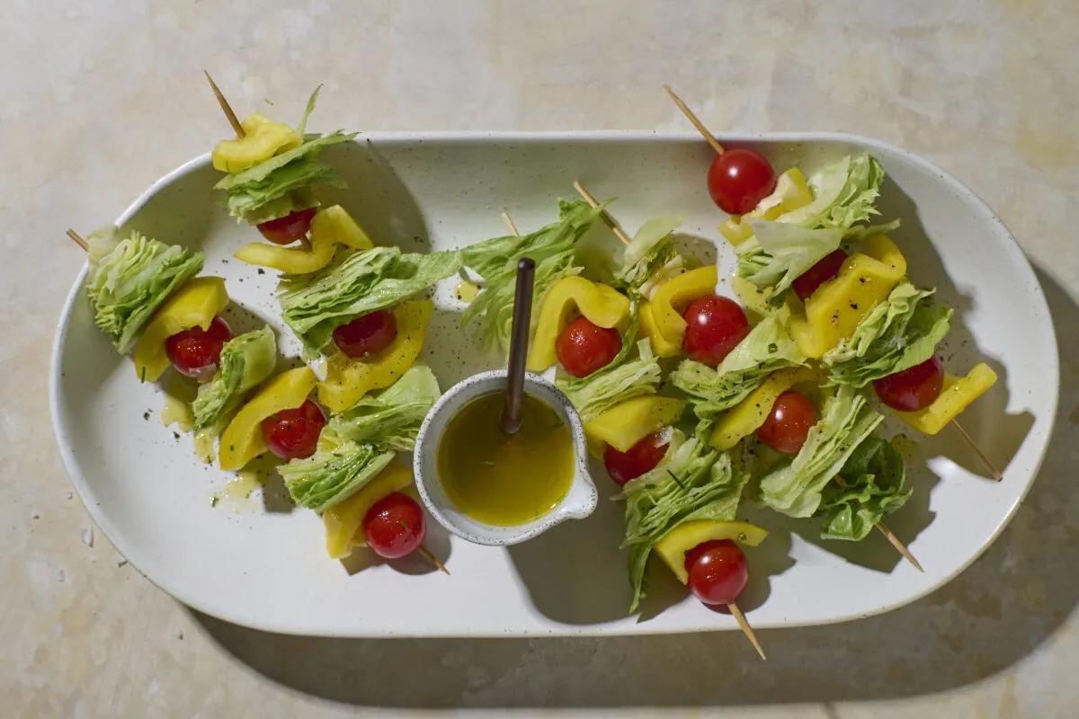 Salatspiesschen, aus der Kategorie . Zubereitungsmethode Rohkost. Das fertige Gericht schön angerichtet und fotografiert aus Vogelperspektive (Food Fotografie). Serviervorschlag, Original Tiptopf Rezept, aus dem bekanntesten Kochbuch der Schweiz