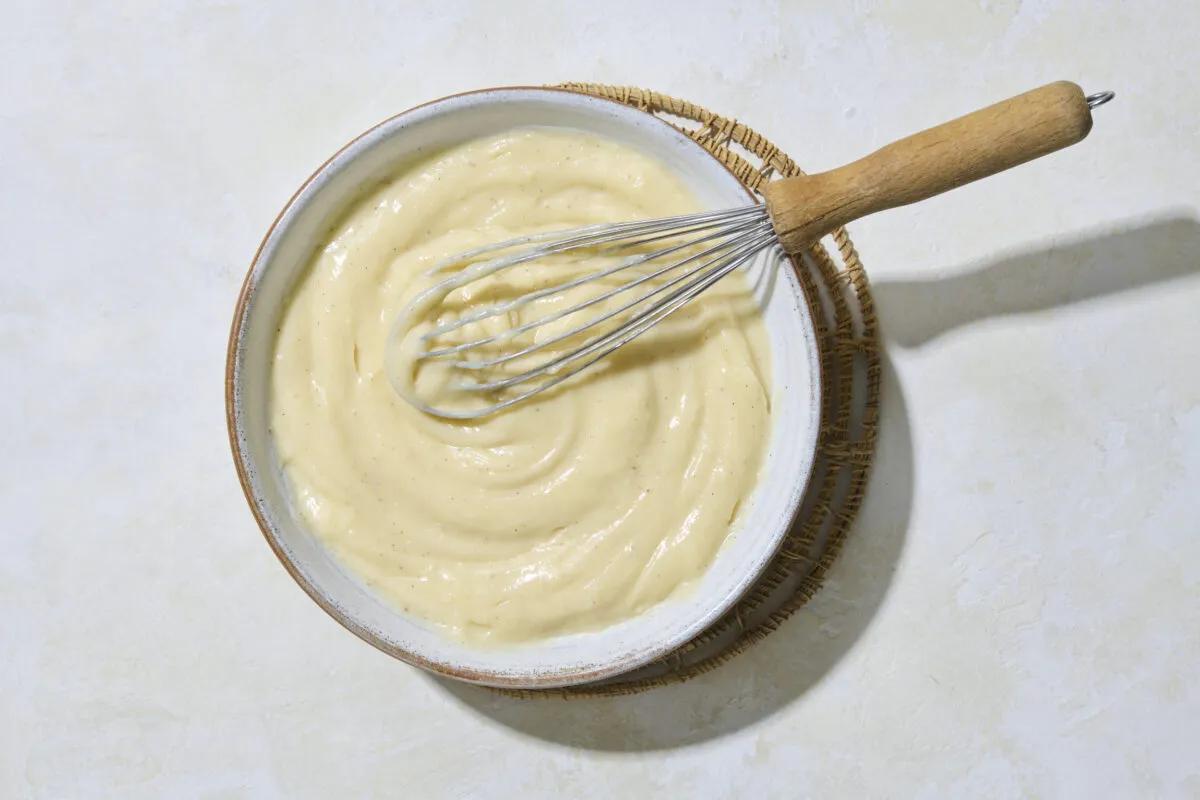 Vanillebackcreme, aus der Kategorie . Zubereitungsmethode keine. Das fertige Gericht schön angerichtet und fotografiert aus Vogelperspektive (Food Fotografie). Serviervorschlag, Original Tiptopf Rezept, aus dem bekanntesten Kochbuch der Schweiz