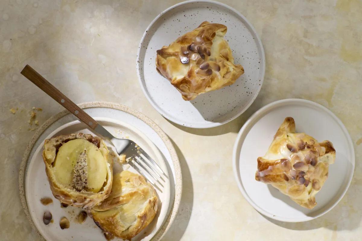 Apfel im Schlafrock aus der Kategorie Gebäck süss. Das fertige Gericht schön angerichtet und fotografiert aus Vogelperspektive (Food Fotografie). Serviervorschlag, Original Tiptopf Rezept, aus dem bekanntesten Kochbuch der Schweiz