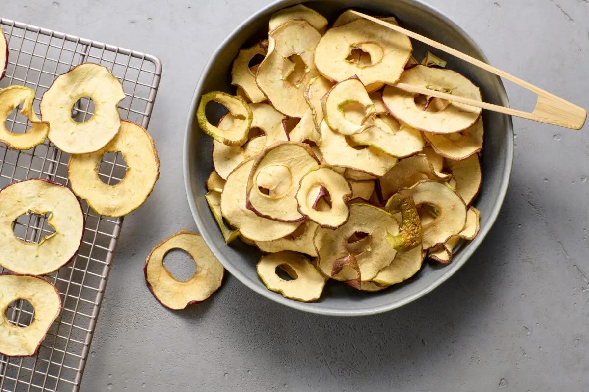 Getrocknete Apfelringe aus der Kategorie Snacks &amp; Fingerfood. Zubereitungsmethode Backen. Das fertige Gericht schön angerichtet und fotografiert aus Vogelperspektive (Food Fotografie). Serviervorschlag, Original Tiptopf Rezept, aus dem bekanntesten Kochbuch der Schweiz