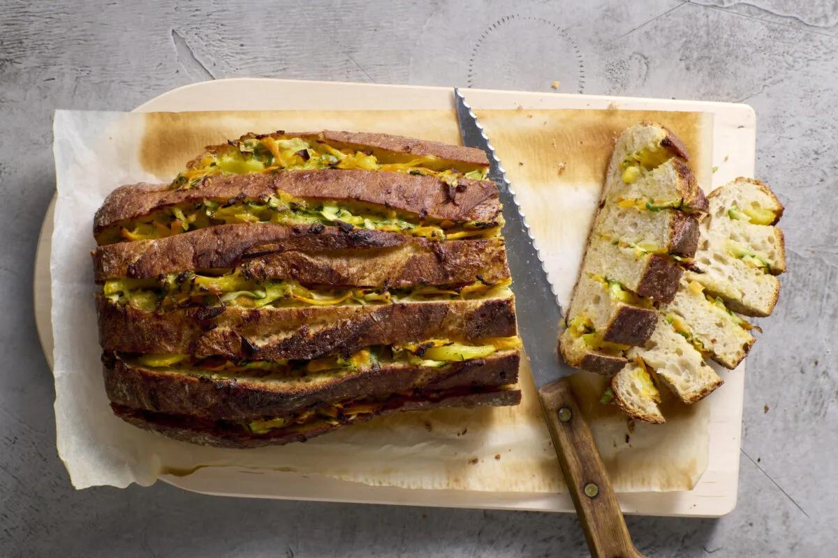 Gemüsebrot aus der Kategorie Snacks &amp; Fingerfood. Das fertige Gericht schön angerichtet und fotografiert aus Vogelperspektive (Food Fotografie). Serviervorschlag, Original Tiptopf Rezept, aus dem bekanntesten Kochbuch der Schweiz