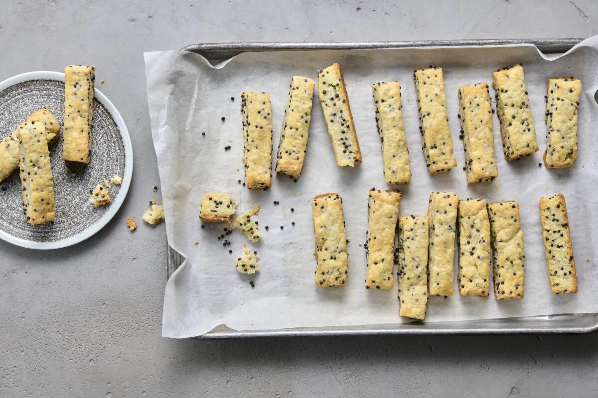 Käse-Kerne-Stangen aus der Kategorie Snacks &amp; Fingerfood. Das fertige Gericht schön angerichtet und fotografiert aus Vogelperspektive (Food Fotografie). Serviervorschlag, Original Tiptopf Rezept, aus dem bekanntesten Kochbuch der Schweiz