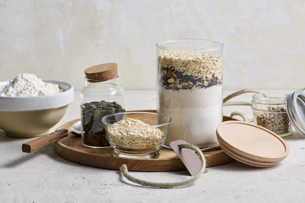 Brotmischung im Glas. Das fertige Gericht schön angerichtet und fotografiert aus Vogelperspektive (Food Fotografie). Serviervorschlag, Original Tiptopf Rezept, aus dem bekanntesten Kochbuch der Schweiz