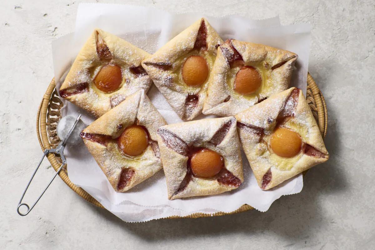 Vanilleplunder, aus der Kategorie . Zubereitungsmethode Backen. Das fertige Gericht schön angerichtet und fotografiert aus Vogelperspektive (Food Fotografie). Serviervorschlag, Original Tiptopf Rezept, aus dem bekanntesten Kochbuch der Schweiz