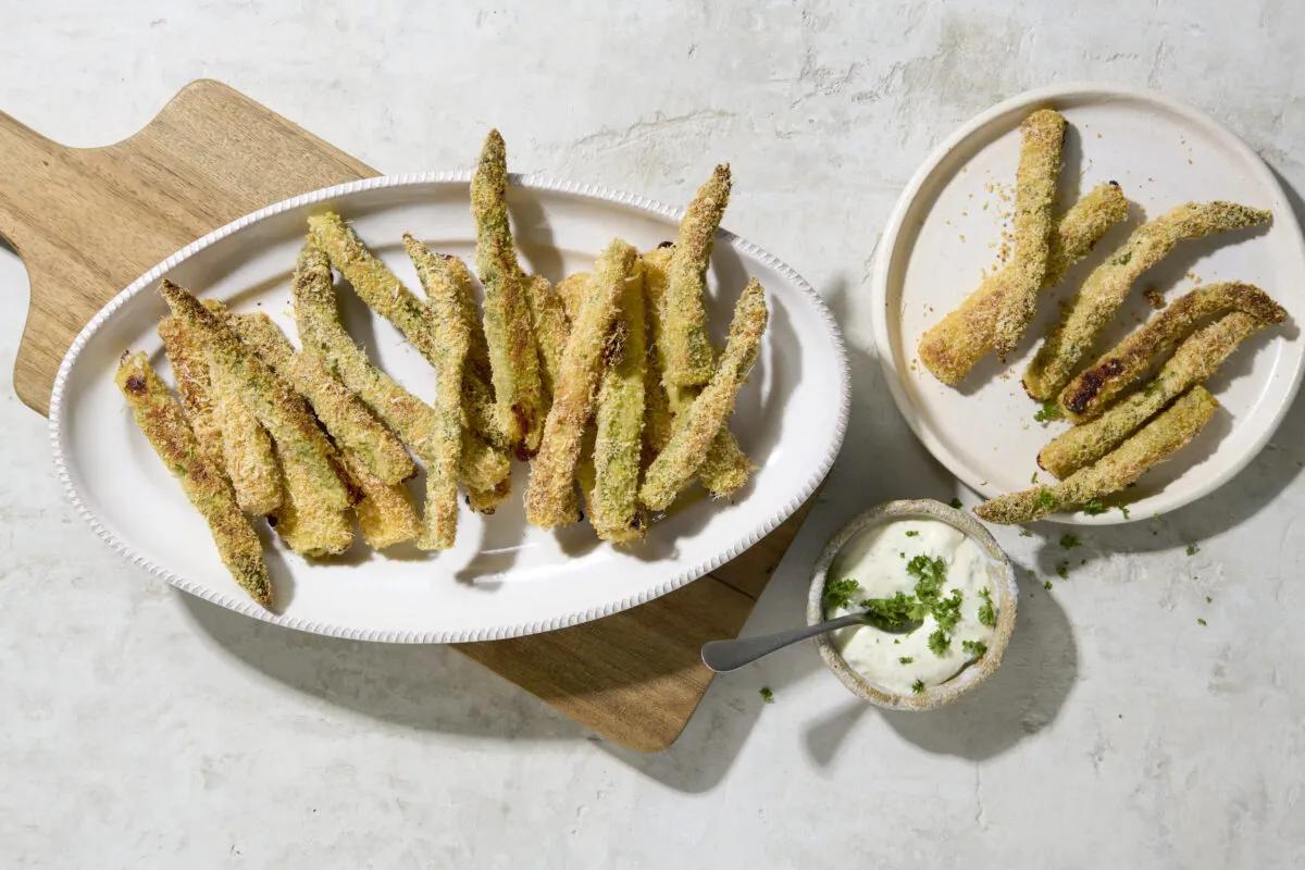 Spargelpommes aus der Kategorie Snacks &amp; Fingerfood. Das fertige Gericht schön angerichtet und fotografiert aus Vogelperspektive (Food Fotografie). Serviervorschlag, Original Tiptopf Rezept, aus dem bekanntesten Kochbuch der Schweiz