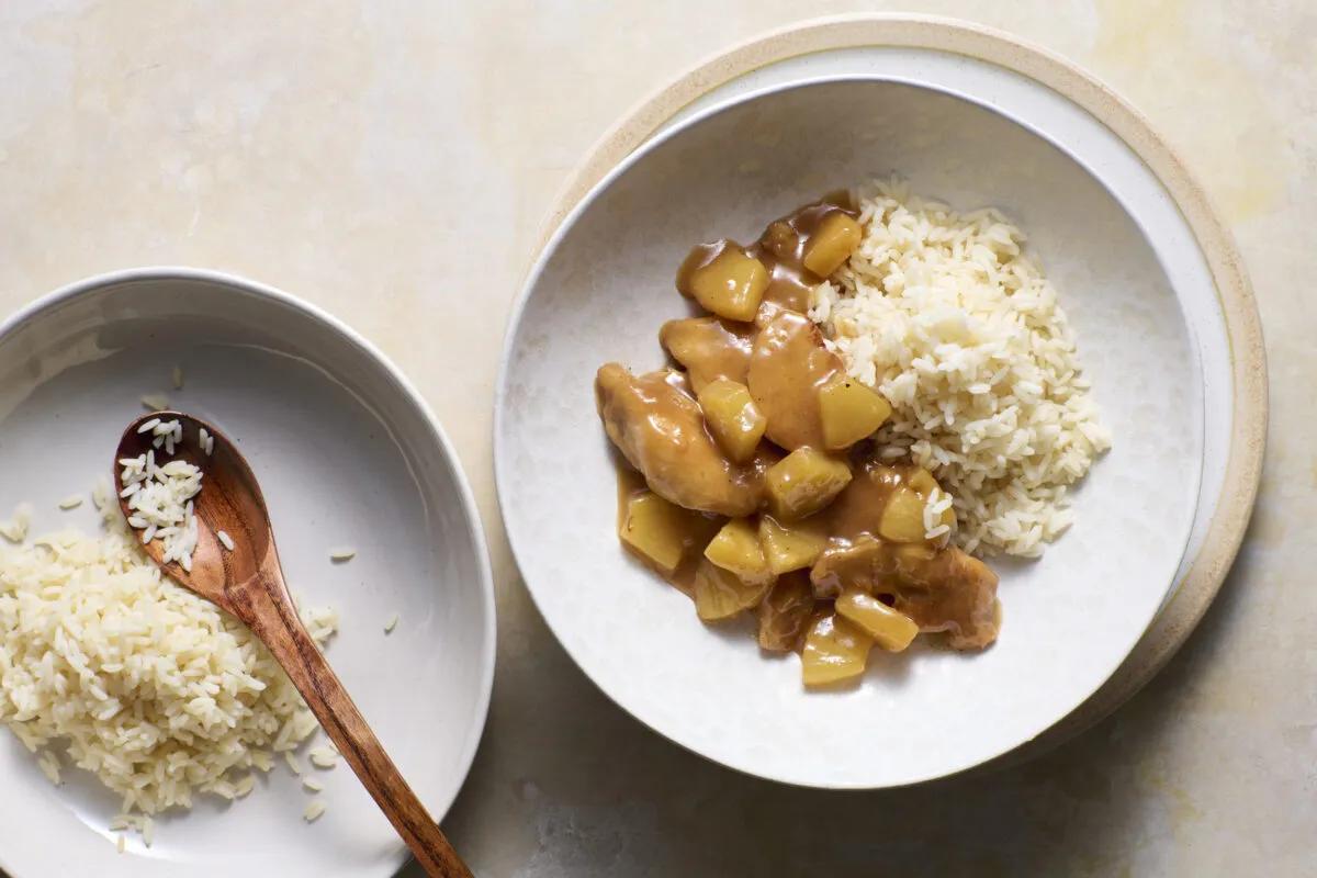 Chinesisches Ananaspoulet aus der Kategorie Fleisch &amp; Fisch. Das fertige Gericht schön angerichtet und fotografiert aus Vogelperspektive (Food Fotografie). Serviervorschlag, Original Tiptopf Rezept, aus dem bekanntesten Kochbuch der Schweiz