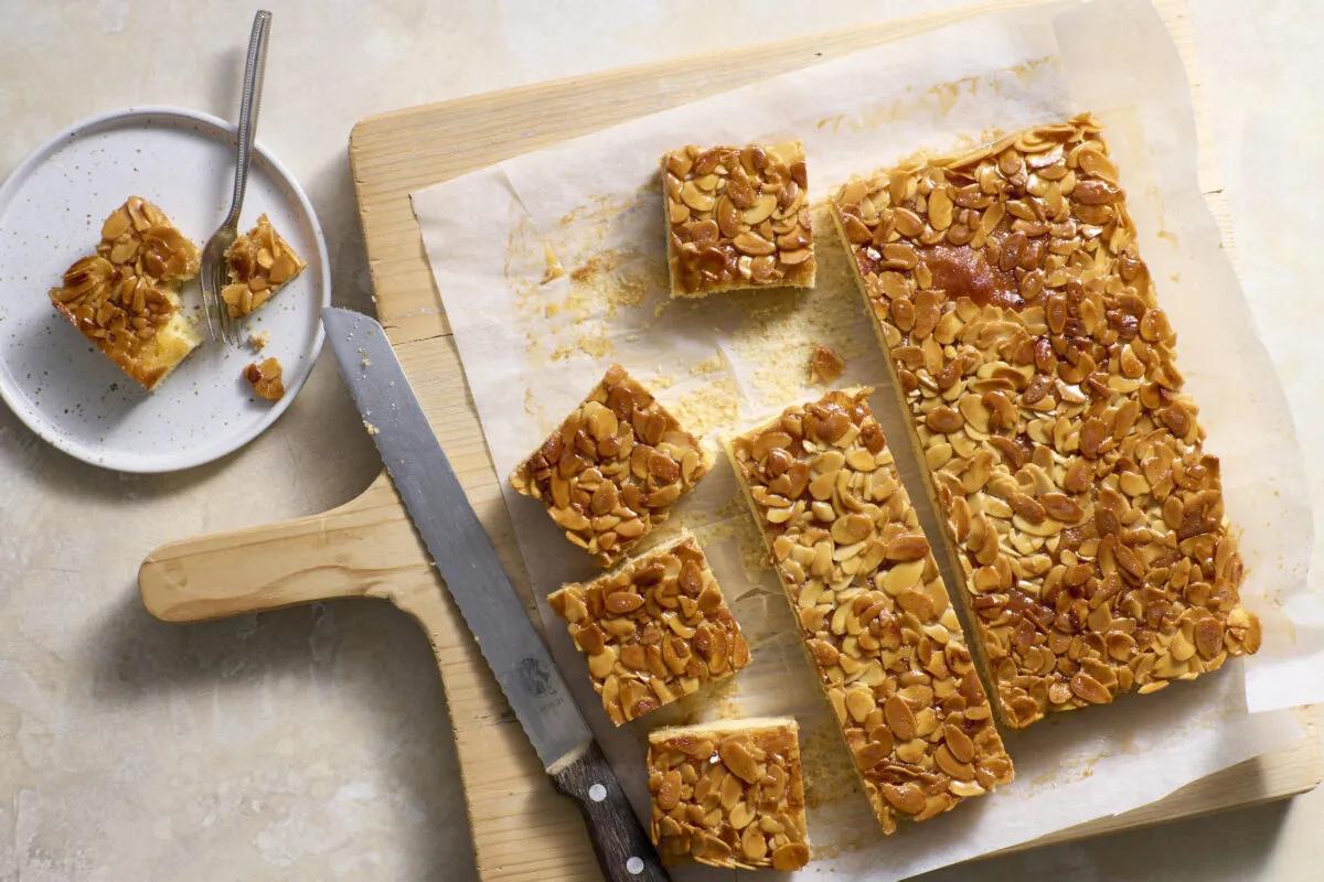 Mandelwürfel aus der Kategorie Gebäck süss. Das fertige Gericht schön angerichtet und fotografiert aus Vogelperspektive (Food Fotografie). Serviervorschlag, Original Tiptopf Rezept, aus dem bekanntesten Kochbuch der Schweiz