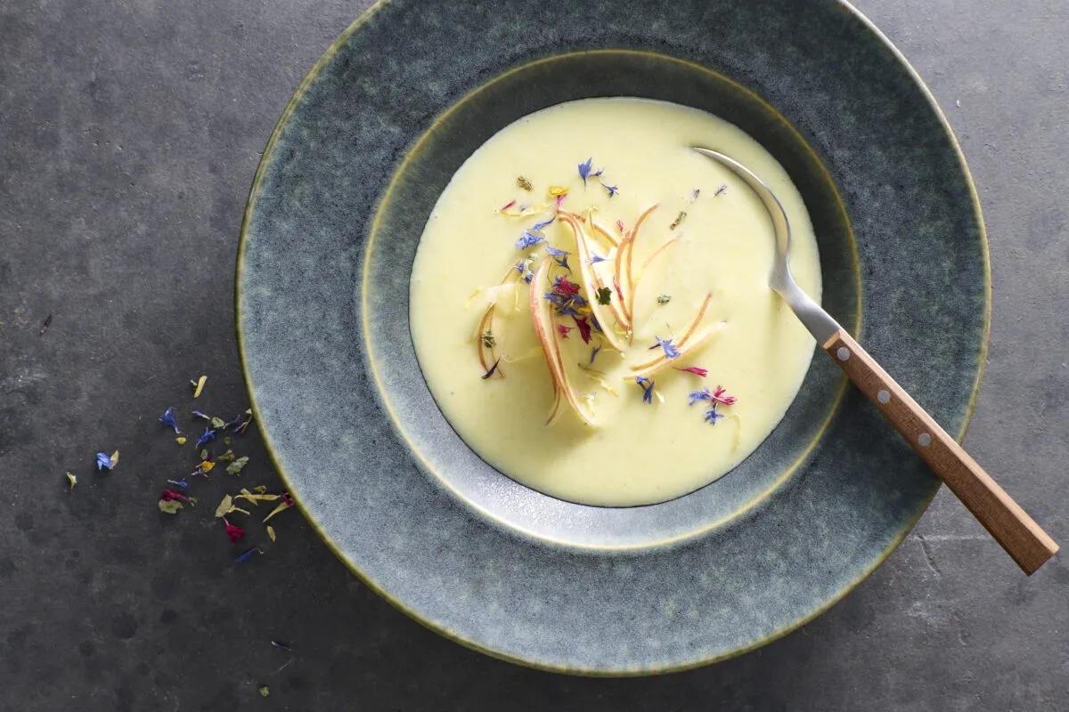 Selleriesuppe aus der Kategorie Suppen. Das fertige Gericht schön angerichtet und fotografiert aus Vogelperspektive (Food Fotografie). Serviervorschlag, Original Tiptopf Rezept, aus dem bekanntesten Kochbuch der Schweiz