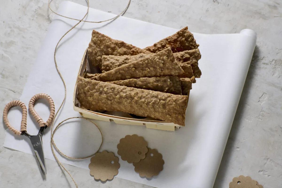 Vollkornknäckebrot, aus der Kategorie . Zubereitungsmethode Backen. Das fertige Gericht schön angerichtet und fotografiert aus Vogelperspektive (Food Fotografie). Serviervorschlag, Original Tiptopf Rezept, aus dem bekanntesten Kochbuch der Schweiz