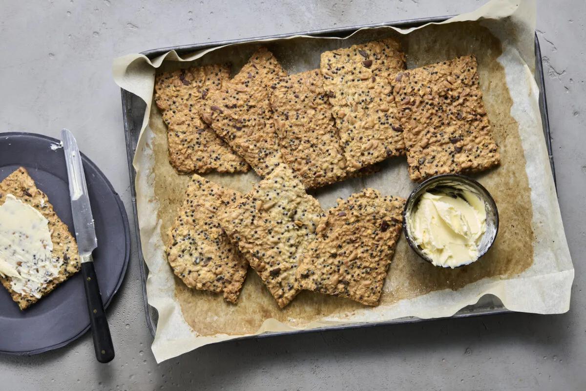 Kernenknäckebrot aus der Kategorie Frühstück &amp; Brunch. Das fertige Gericht schön angerichtet und fotografiert aus Vogelperspektive (Food Fotografie). Serviervorschlag, Original Tiptopf Rezept, aus dem bekanntesten Kochbuch der Schweiz