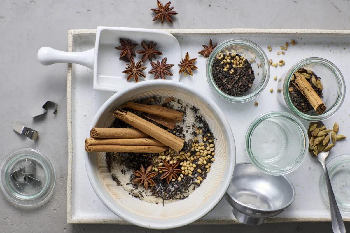 Chai-Tee-Mischung aus der Kategorie Getränke. Das fertige Gericht schön angerichtet und fotografiert aus Vogelperspektive (Food Fotografie). Serviervorschlag, Original Tiptopf Rezept, aus dem bekanntesten Kochbuch der Schweiz
