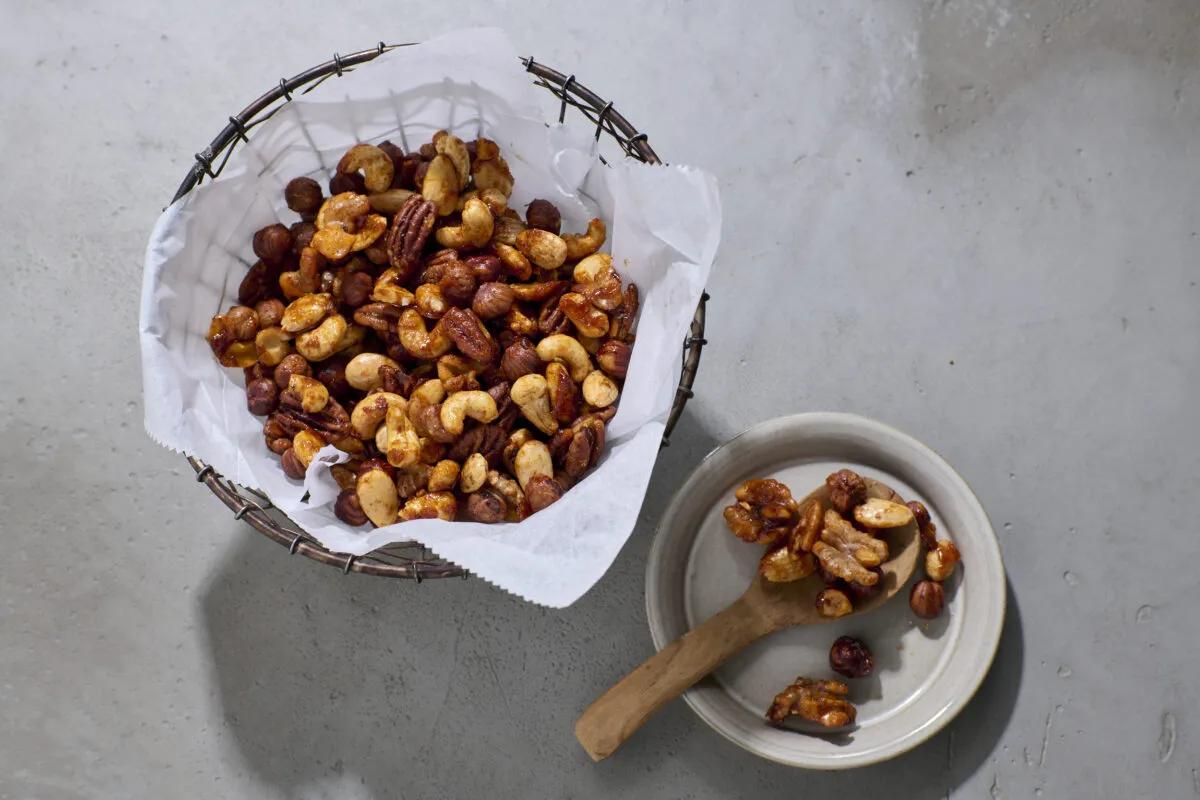 Apéronüsse. Das fertige Gericht schön angerichtet und fotografiert aus Vogelperspektive (Food Fotografie). Serviervorschlag, Original Tiptopf Rezept, aus dem bekanntesten Kochbuch der Schweiz