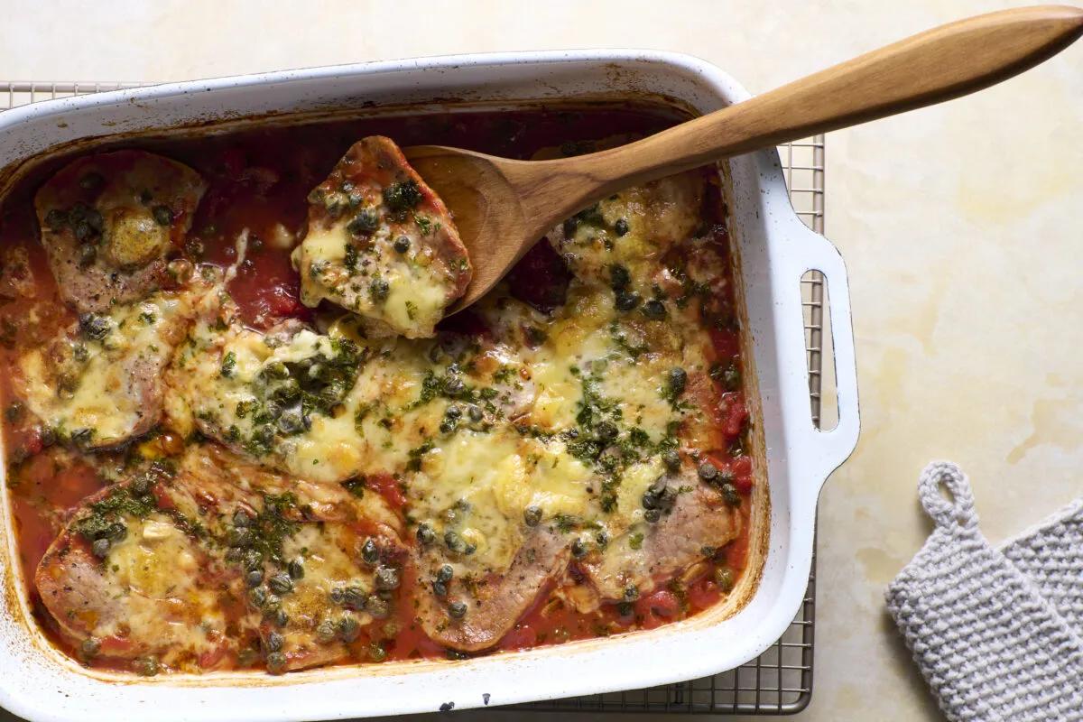 Überbackene Plätzli aus der Kategorie Fleisch &amp; Fisch. Das fertige Gericht schön angerichtet und fotografiert aus Vogelperspektive (Food Fotografie). Serviervorschlag, Original Tiptopf Rezept, aus dem bekanntesten Kochbuch der Schweiz