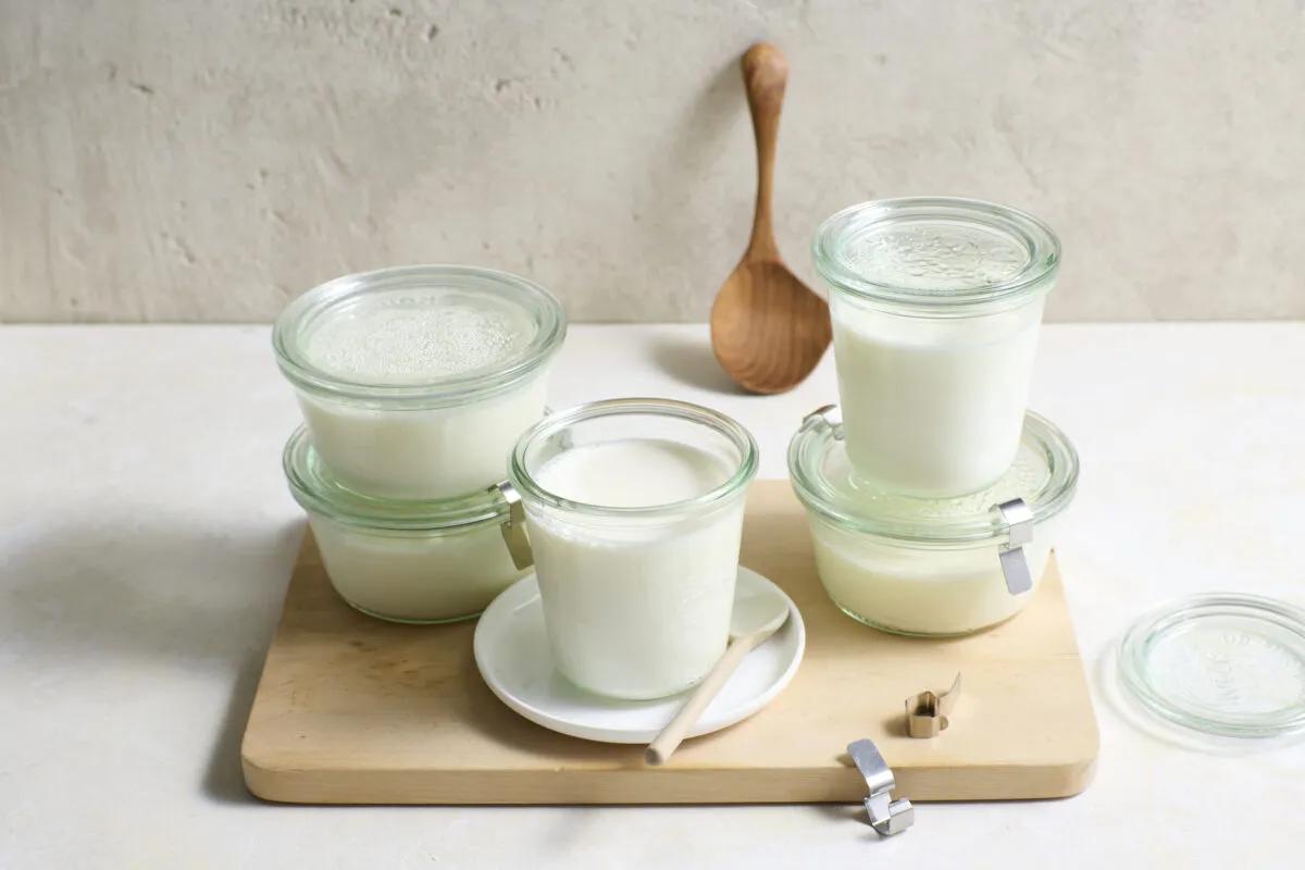Selbst gemachtes Joghurt aus der Kategorie Frühstück &amp; Brunch. Das fertige Gericht schön angerichtet und fotografiert aus Vogelperspektive (Food Fotografie). Serviervorschlag, Original Tiptopf Rezept, aus dem bekanntesten Kochbuch der Schweiz