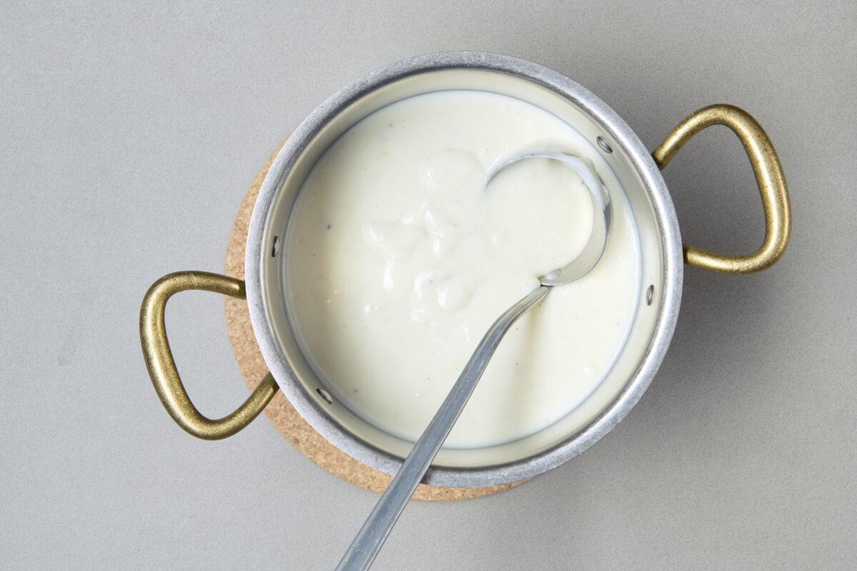 Käsesauce, aus der Kategorie . Zubereitungsmethode Dünsten. Das fertige Gericht schön angerichtet und fotografiert aus Vogelperspektive (Food Fotografie). Serviervorschlag, Original Tiptopf Rezept, aus dem bekanntesten Kochbuch der Schweiz