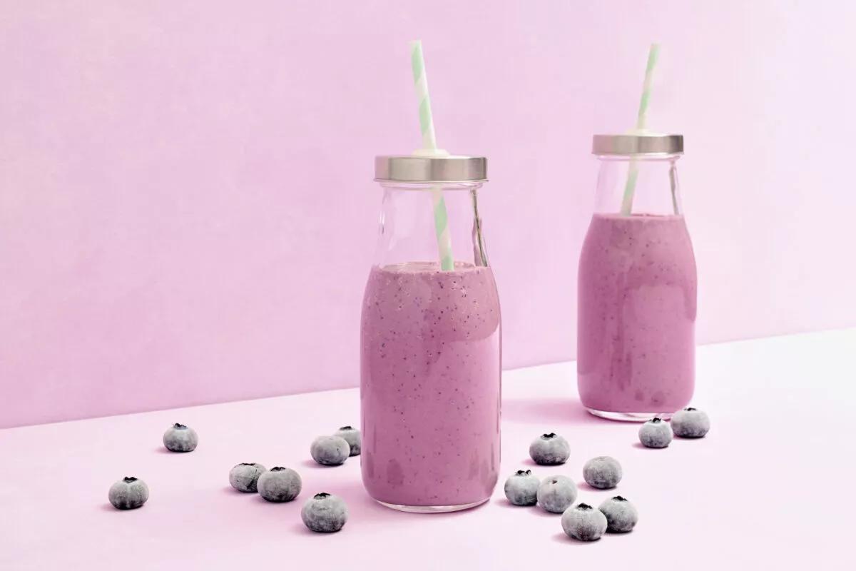 Smoothie aus der Kategorie Frühstück &amp; Brunch. Das fertige Gericht schön angerichtet und fotografiert aus Vogelperspektive (Food Fotografie). Serviervorschlag, Original Tiptopf Rezept, aus dem bekanntesten Kochbuch der Schweiz