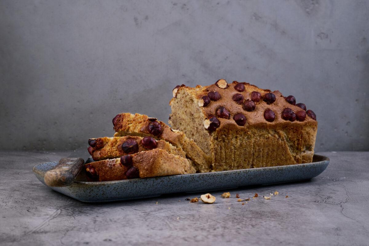 Neuenburger Haselnusscake aus der Kategorie Gebäck süss. Das fertige Gericht schön angerichtet und fotografiert aus Vogelperspektive (Food Fotografie). Serviervorschlag, Original Tiptopf Rezept, aus dem bekanntesten Kochbuch der Schweiz