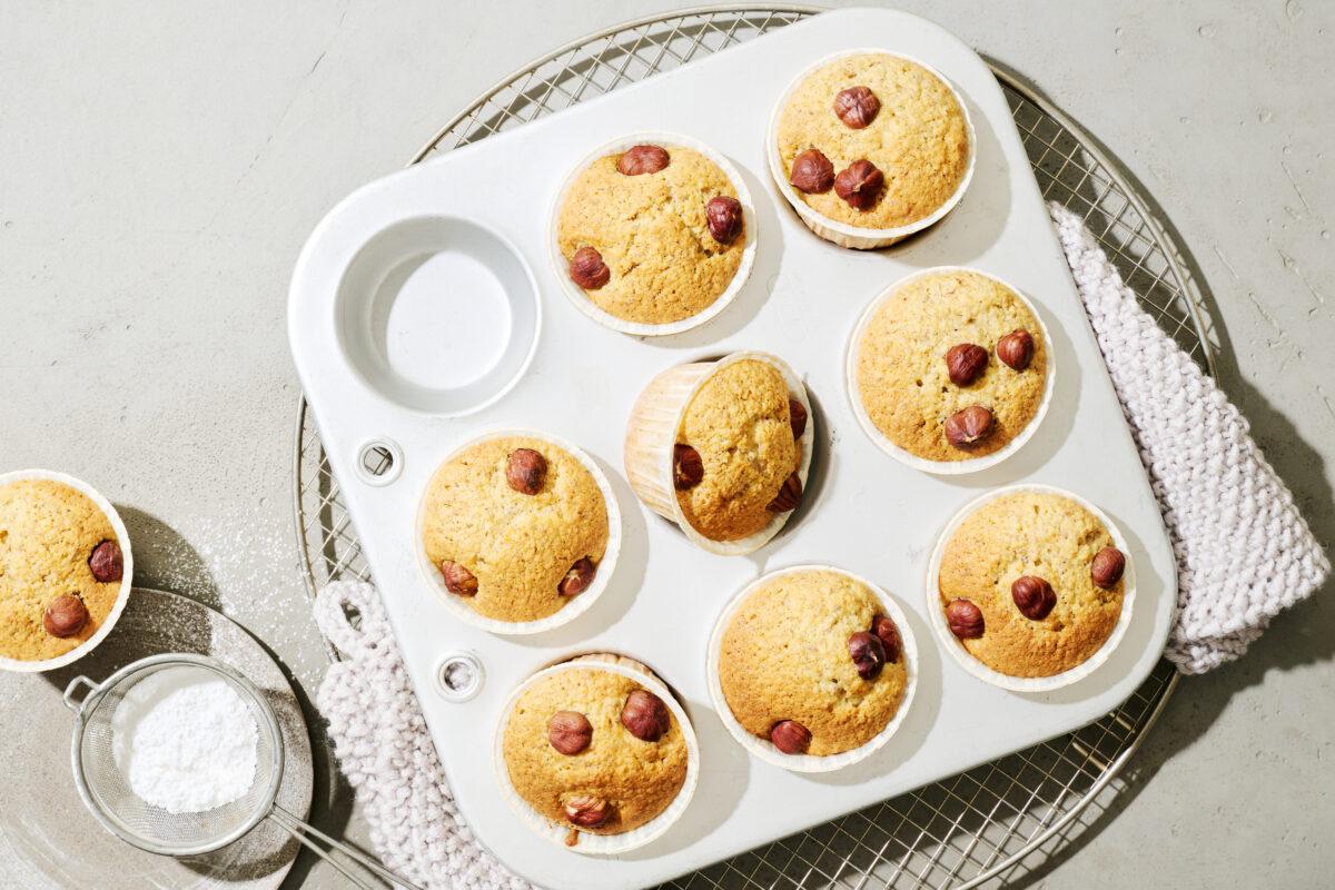 Neuenburger Haselnussmuffins aus der Kategorie Gebäck süss. Das fertige Gericht schön angerichtet und fotografiert aus Vogelperspektive (Food Fotografie). Serviervorschlag, Original Tiptopf Rezept, aus dem bekanntesten Kochbuch der Schweiz