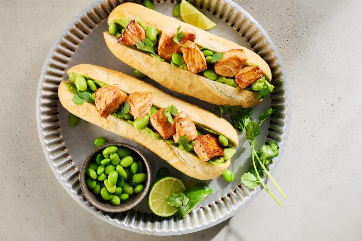 Green Hotdog aus der Kategorie Snacks &amp; Fingerfood. Das fertige Gericht schön angerichtet und fotografiert aus Vogelperspektive (Food Fotografie). Serviervorschlag, Original Tiptopf Rezept, aus dem bekanntesten Kochbuch der Schweiz