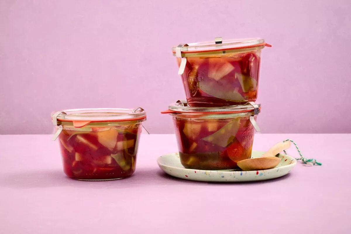 Süsssaure Sauce. Das fertige Gericht schön angerichtet und fotografiert aus Vogelperspektive (Food Fotografie). Serviervorschlag, Original Tiptopf Rezept, aus dem bekanntesten Kochbuch der Schweiz