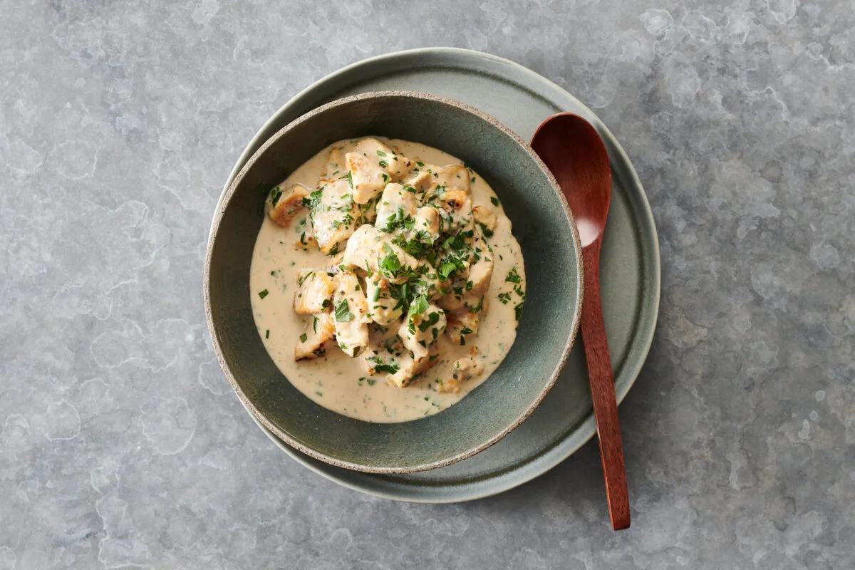 Kräutergeschnetzeltes aus der Kategorie Fleisch &amp; Fisch. Das fertige Gericht schön angerichtet und fotografiert aus Vogelperspektive (Food Fotografie). Serviervorschlag, Original Tiptopf Rezept, aus dem bekanntesten Kochbuch der Schweiz