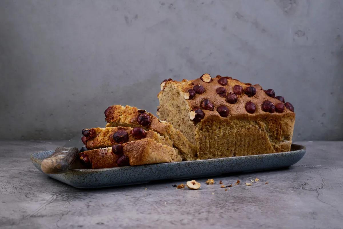Neuenburger Haselnusscake aus der Kategorie Gebäck süss. Das fertige Gericht schön angerichtet und fotografiert aus Vogelperspektive (Food Fotografie). Serviervorschlag, Original Tiptopf Rezept, aus dem bekanntesten Kochbuch der Schweiz
