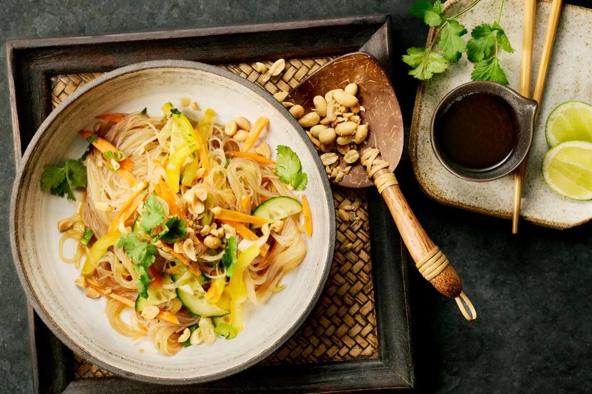 Glasnudelsalat. Das fertige Gericht schön angerichtet und fotografiert aus Vogelperspektive (Food Fotografie). Serviervorschlag, Original Tiptopf Rezept, aus dem bekanntesten Kochbuch der Schweiz