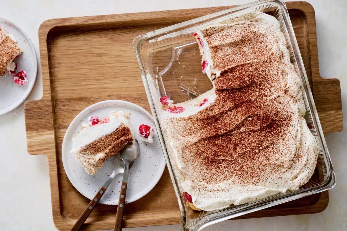 Zitronen-Himbeer-Tiramisu, aus der Kategorie . Zubereitungsmethode keine. Das fertige Gericht schön angerichtet und fotografiert aus Vogelperspektive (Food Fotografie). Serviervorschlag, Original Tiptopf Rezept, aus dem bekanntesten Kochbuch der Schweiz