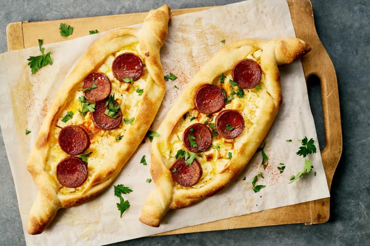 Suçuk-Pide. Das fertige Gericht schön angerichtet und fotografiert aus Vogelperspektive (Food Fotografie). Serviervorschlag, Original Tiptopf Rezept, aus dem bekanntesten Kochbuch der Schweiz