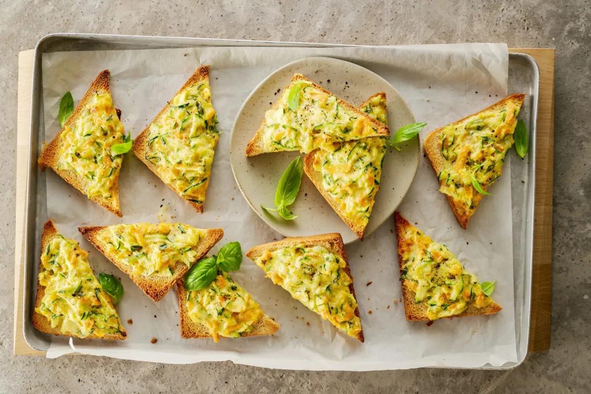 Gemüsetoast aus der Kategorie Snacks &amp; Fingerfood. Das fertige Gericht schön angerichtet und fotografiert aus Vogelperspektive (Food Fotografie). Serviervorschlag, Original Tiptopf Rezept, aus dem bekanntesten Kochbuch der Schweiz