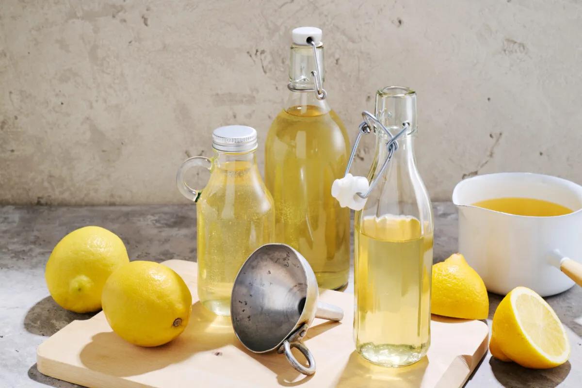 Holunderblütensirup, aus der Kategorie . Zubereitungsmethode Sieden. Das fertige Gericht schön angerichtet und fotografiert aus Vogelperspektive (Food Fotografie). Serviervorschlag, Original Tiptopf Rezept, aus dem bekanntesten Kochbuch der Schweiz