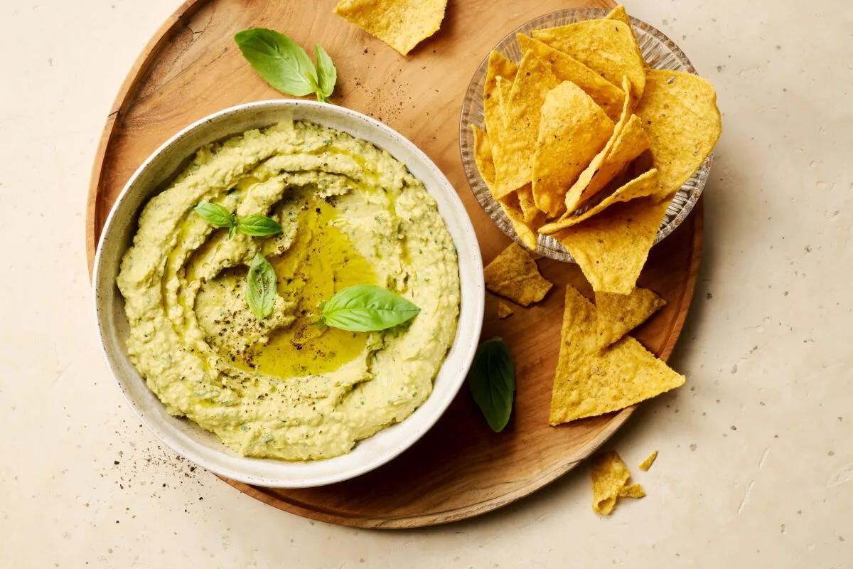 Basilikumhummus aus der Kategorie Snacks &amp; Fingerfood. Das fertige Gericht schön angerichtet und fotografiert aus Vogelperspektive (Food Fotografie). Serviervorschlag, Original Tiptopf Rezept, aus dem bekanntesten Kochbuch der Schweiz