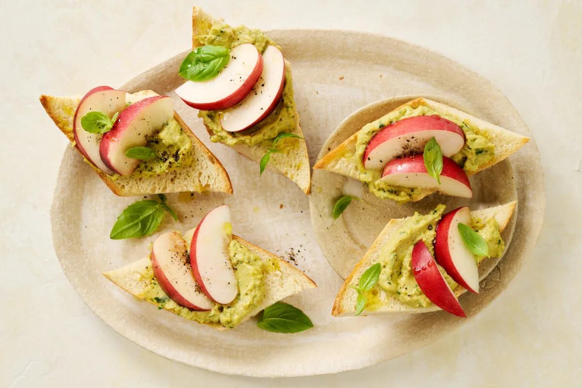 Nektarinen-Bruschetta. Das fertige Gericht schön angerichtet und fotografiert aus Vogelperspektive (Food Fotografie). Serviervorschlag, Original Tiptopf Rezept, aus dem bekanntesten Kochbuch der Schweiz