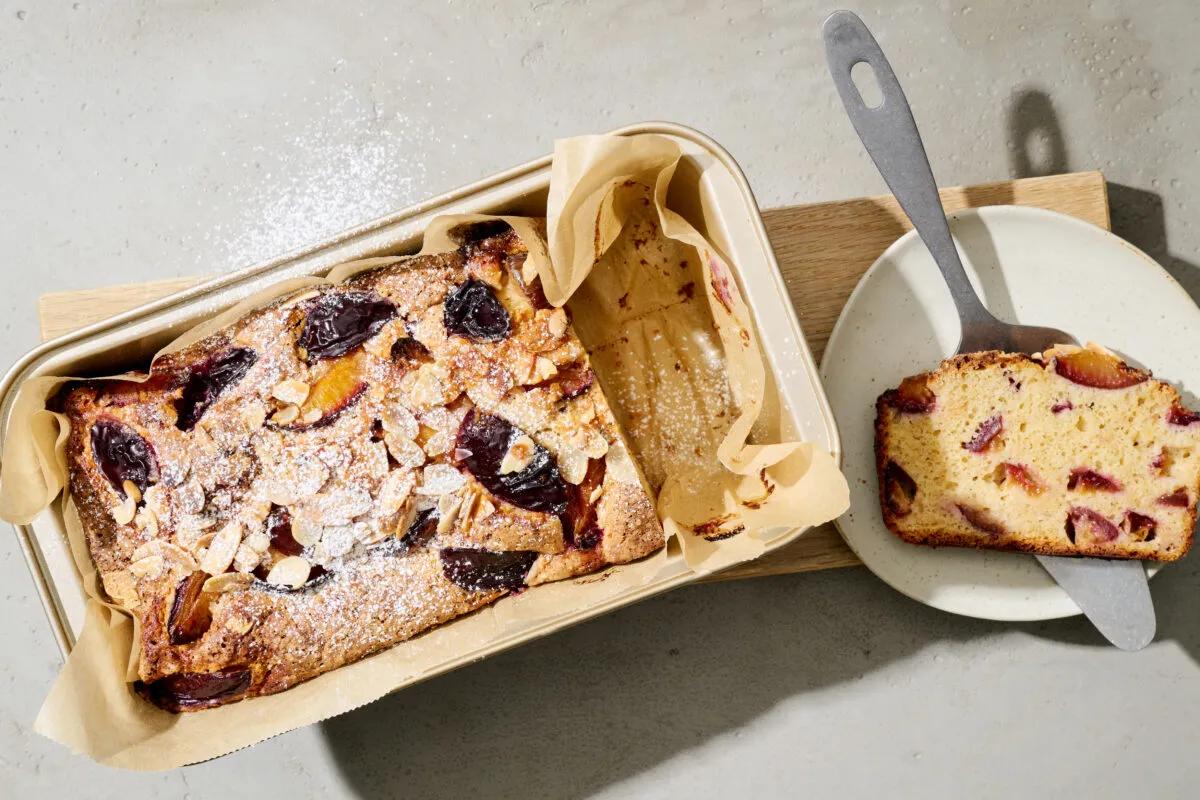 Zwetschgencake. Das fertige Gericht schön angerichtet und fotografiert aus Vogelperspektive (Food Fotografie). Serviervorschlag, Original Tiptopf Rezept, aus dem bekanntesten Kochbuch der Schweiz