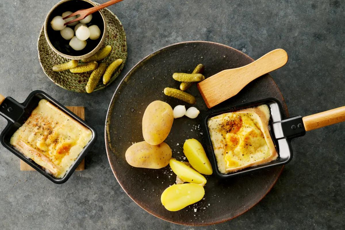 Raclette, aus der Kategorie . Zubereitungsmethode keine. Das fertige Gericht schön angerichtet und fotografiert aus Vogelperspektive (Food Fotografie). Serviervorschlag, Original Tiptopf Rezept, aus dem bekanntesten Kochbuch der Schweiz
