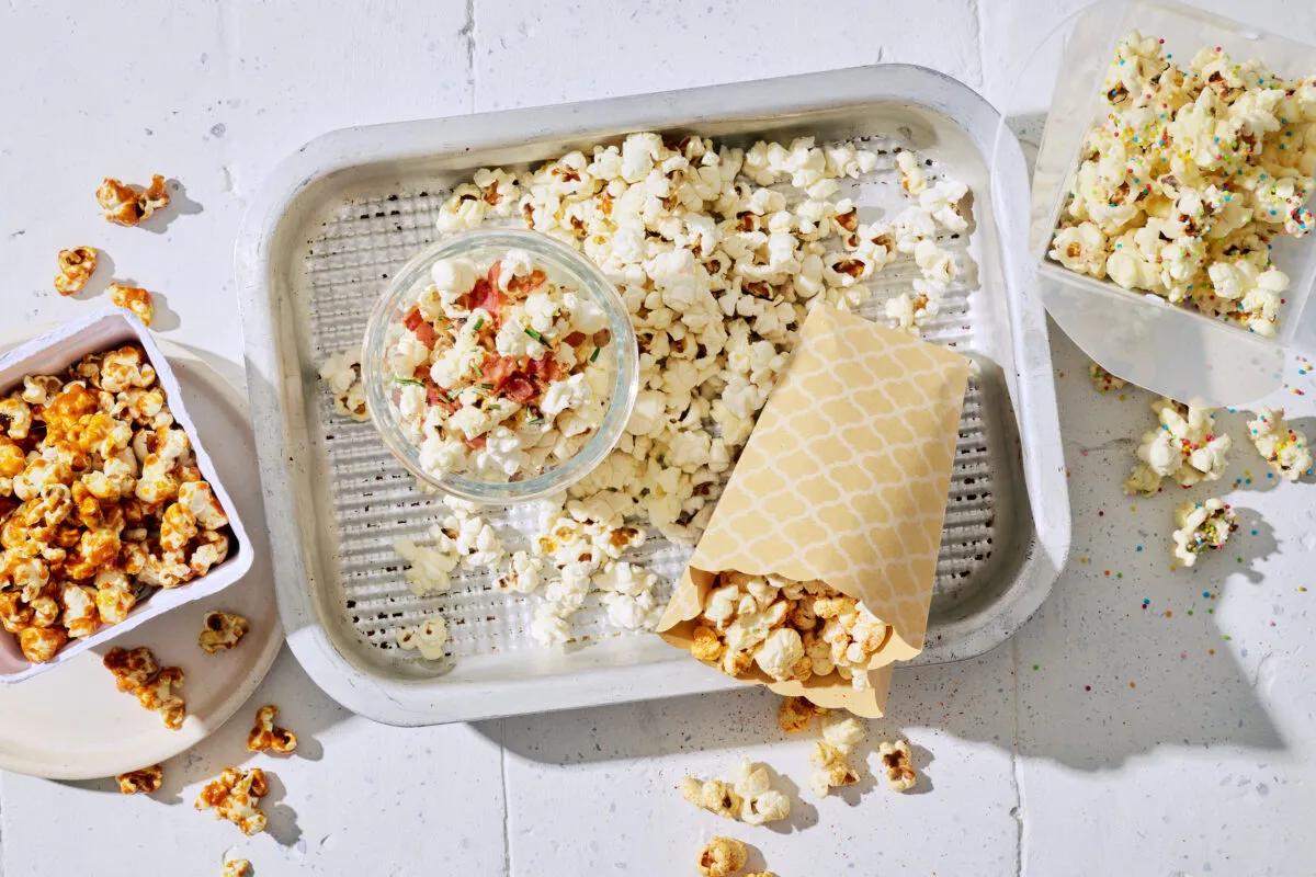 Popcornvariationen aus der Kategorie Snacks &amp; Fingerfood. Das fertige Gericht schön angerichtet und fotografiert aus Vogelperspektive (Food Fotografie). Serviervorschlag, Original Tiptopf Rezept, aus dem bekanntesten Kochbuch der Schweiz