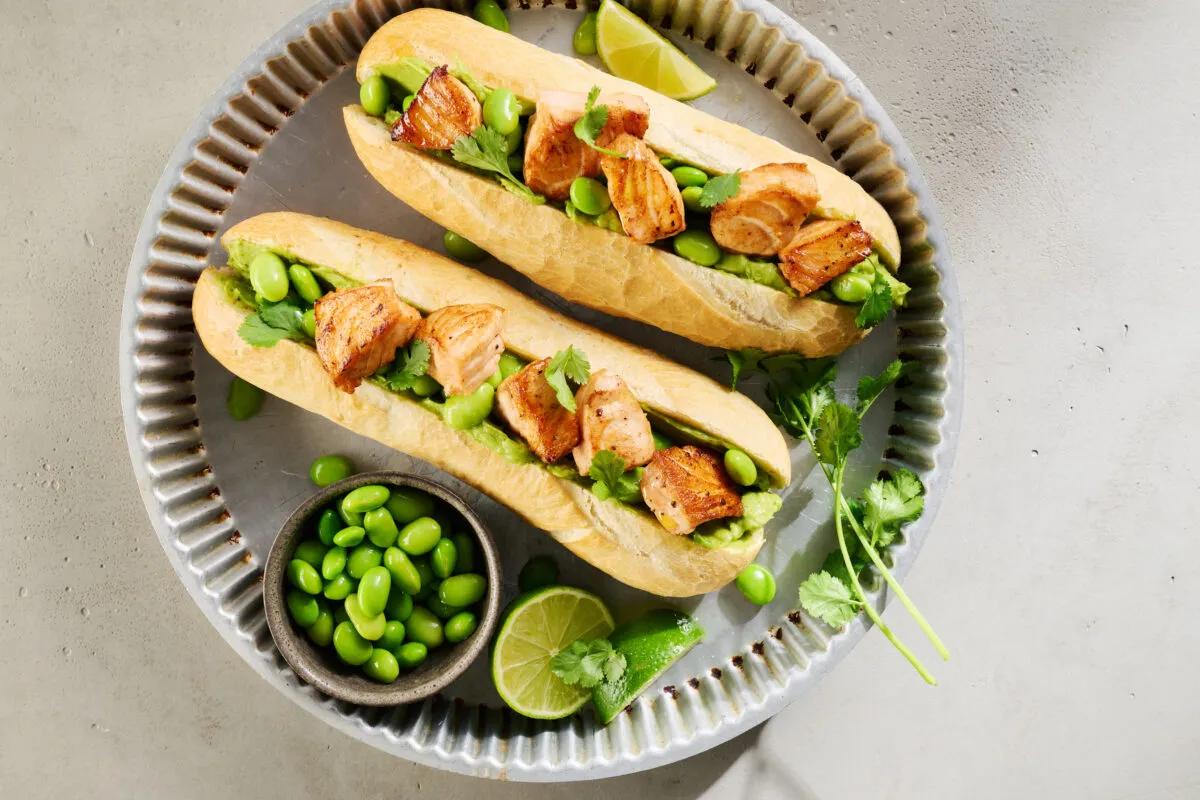 Green Hotdog aus der Kategorie Snacks &amp; Fingerfood. Das fertige Gericht schön angerichtet und fotografiert aus Vogelperspektive (Food Fotografie). Serviervorschlag, Original Tiptopf Rezept, aus dem bekanntesten Kochbuch der Schweiz