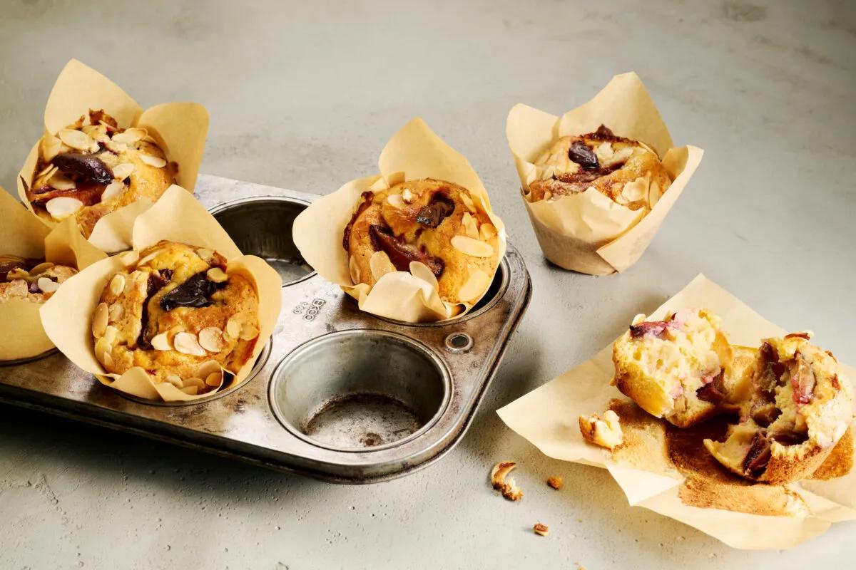 Zwetschgenmuffins aus der Kategorie Gebäck süss. Das fertige Gericht schön angerichtet und fotografiert aus Vogelperspektive (Food Fotografie). Serviervorschlag, Original Tiptopf Rezept, aus dem bekanntesten Kochbuch der Schweiz
