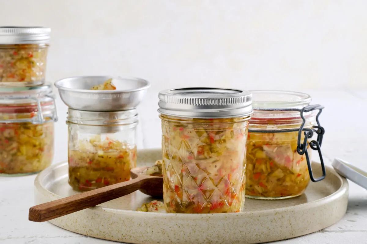 Gurkenrelish, aus der Kategorie . Zubereitungsmethode Sieden. Das fertige Gericht schön angerichtet und fotografiert aus Vogelperspektive (Food Fotografie). Serviervorschlag, Original Tiptopf Rezept, aus dem bekanntesten Kochbuch der Schweiz