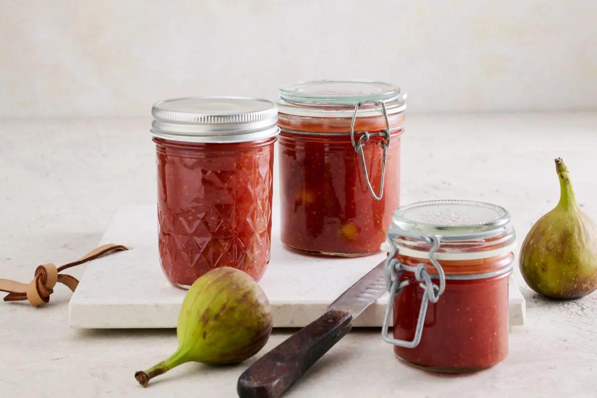 Feigenkonfitüre, aus der Kategorie . Zubereitungsmethode keine. Das fertige Gericht schön angerichtet und fotografiert aus Vogelperspektive (Food Fotografie). Serviervorschlag, Original Tiptopf Rezept, aus dem bekanntesten Kochbuch der Schweiz